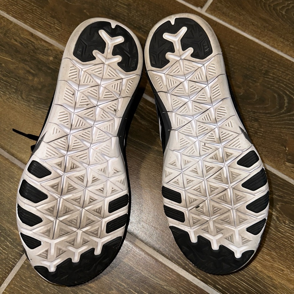 Women’s Nike Black Sneakers - Picture 2 of 7